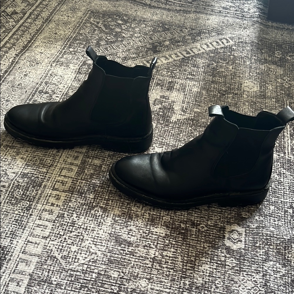 Sleek Black Chelsea Boots With Elastic Panels